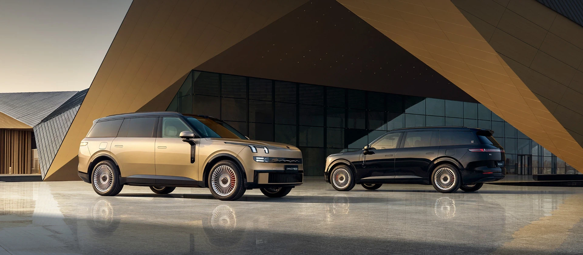 سيارتا Lynk & Co 900 أمام مبنى بتصميم معماري حديث