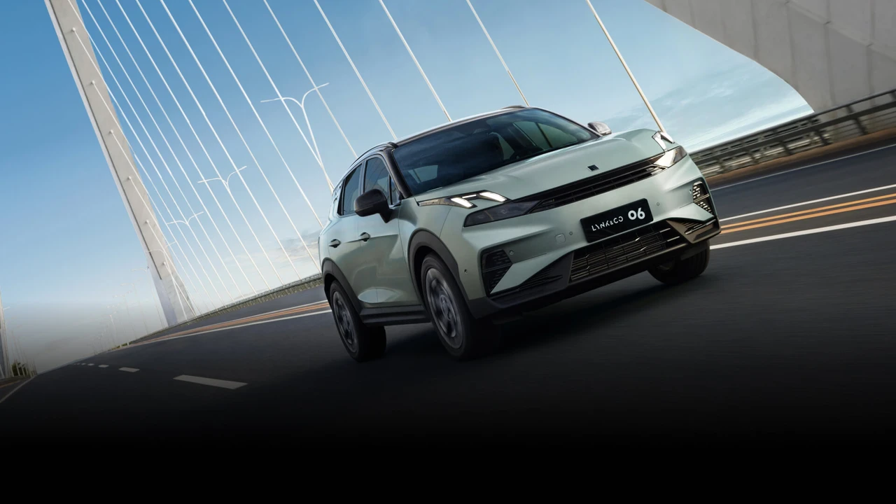 Lynk & Co 06 Relive فاتحة اللون تعبر جسرًا