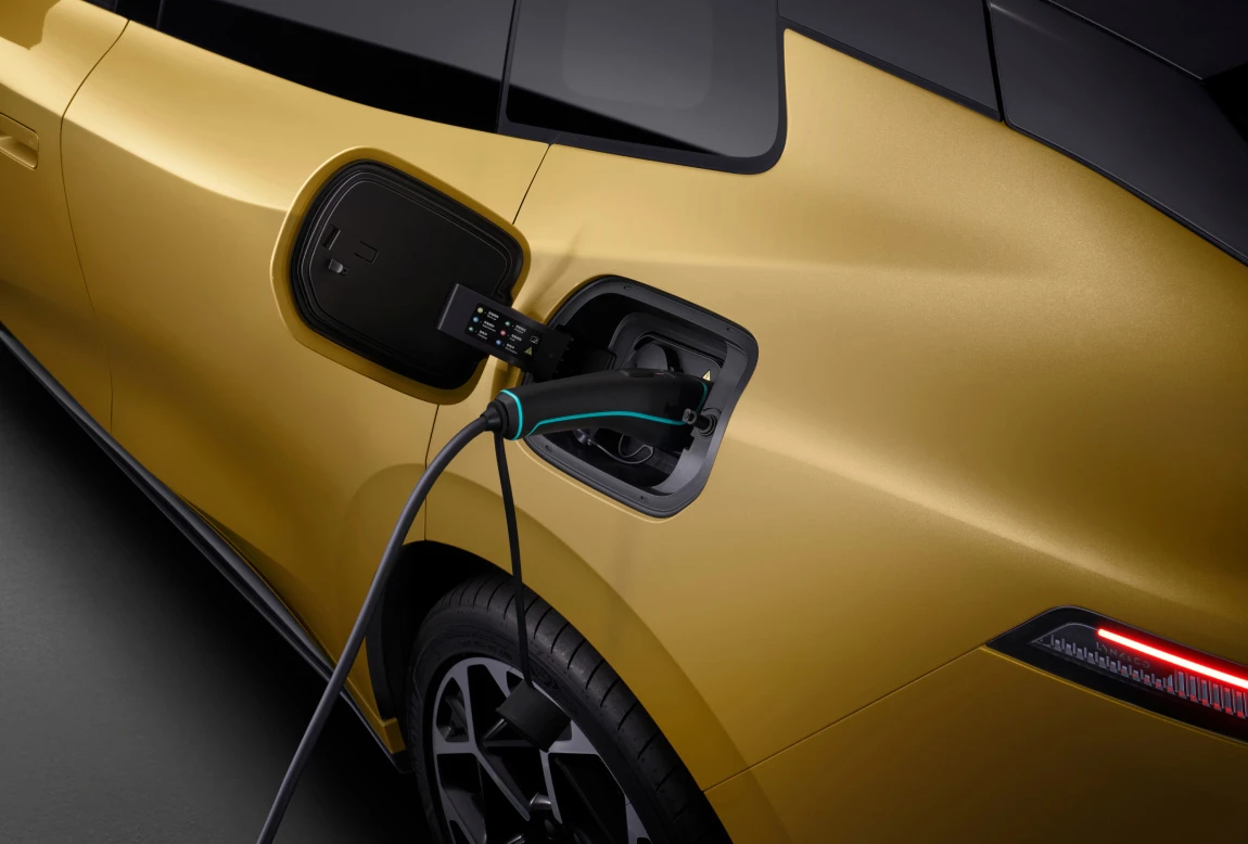 كابل شحن موصول بمنفذ Lynk & Co 07 GT