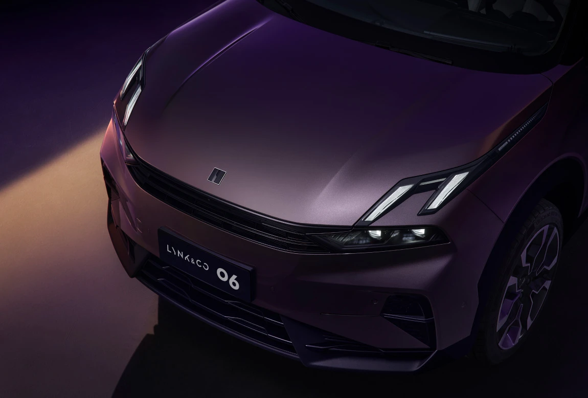 Close view of the Lynk & Co 06 Relive front body and lighting