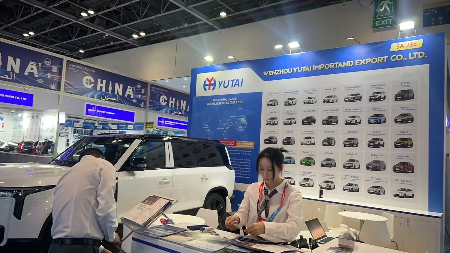 فريق YUTAI في معرض سيارات